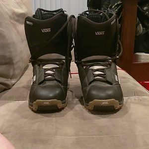 Snowboard boots
